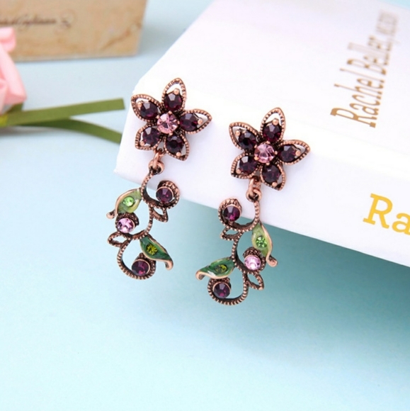 ‼️CLEARANCE PRICE FIRM‼️💥Crystal Flower Earrings💥 - Picture 2 of 4